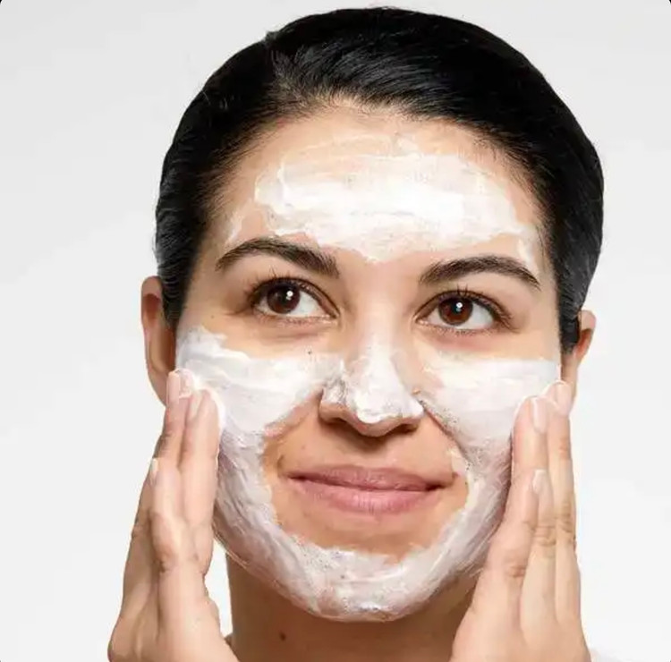 شوینده پوست چرب فومی کلینیک