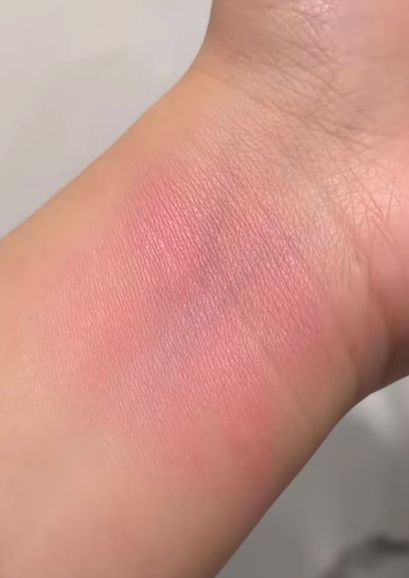 سواچ رنگ رژگونه پودری بیولیس Touch It شماره 629 روی پوست